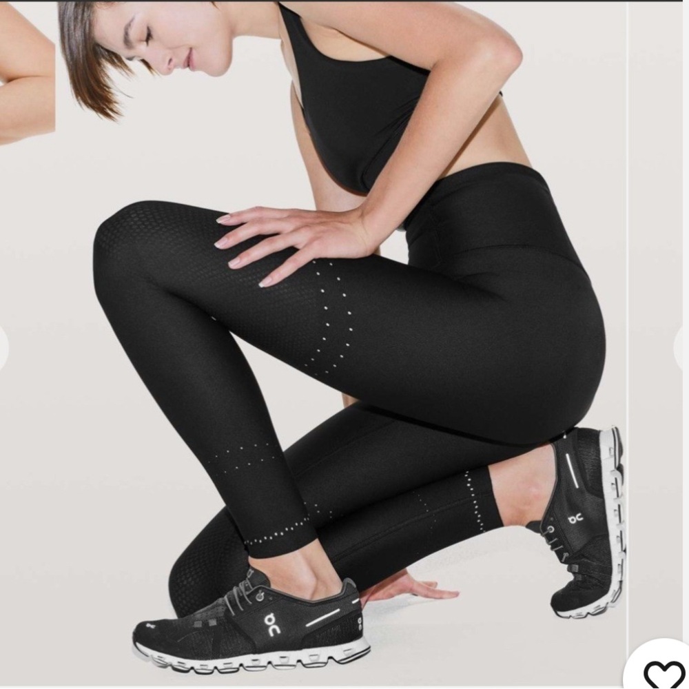 Lululemon Zoned In Tight *27"
Black in Size 6